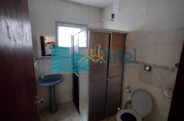 Casa assobradada com 03 dormitórios, sala de estar e jantar, cozinha ampla com armários planejados, 02 banheiros, garagem coberta para 02 veículos, lavanderia, quintal, canil,bairro aberto,  acesso rápido para a Rod. Anhanguera, apto para contratação de f - Foto 27