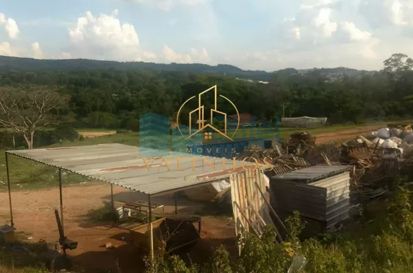 Área comercial/industrial,  com excelente localização de frente a rodovia.   Ótima topografia com platôs. Possibilidade de desmembramento, sendo a frente o valor de R$ 450,00 o metro e a parte de trás, R$ 385,00 o metro.  *Analisa permuta e possibilidade