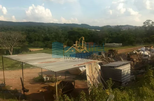 Área comercial/industrial,  com excelente localização de frente a rodovia.   Ótima topografia com platôs. Possibilidade de desmembramento, sendo a frente o valor de R$ 450,00 o metro e a parte de trás, R$ 385,00 o metro.  *Analisa permuta e possibilidade