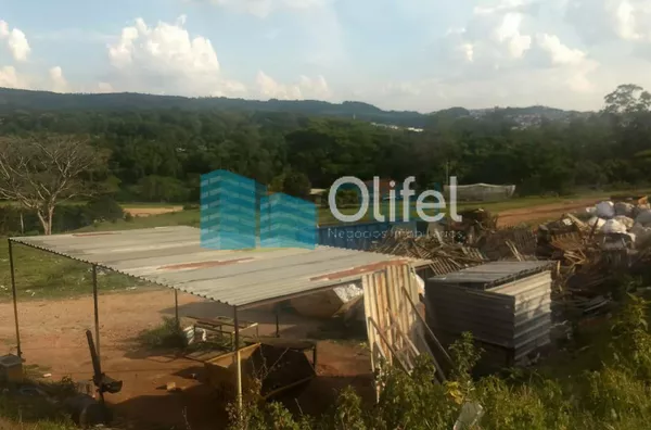 Área comercial/industrial,  com excelente localização de frente a rodovia.   Ótima topografia com platôs. Possibilidade de desmembramento, sendo a frente o valor de R$ 450,00 o metro e a parte de trás, R$ 385,00 o metro.  *Analisa permuta e possibilidade