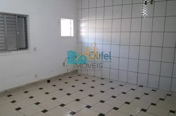 Excelente chácara  a 4 km do centro da cidade de Louveira com 03 dormitórios sendo 01 suíte, sala jantar, sala de estar, 08 vagas de garagem sendo 04 coberta, canil, campo de futsal gramado, piscina, churrasqueira, fogão e forno à lenha, lago, com uma áre - Foto 25