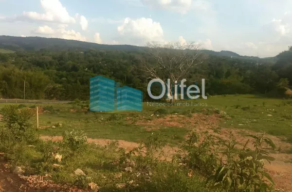 Área comercial/industrial,  com excelente localização de frente a rodovia.   Ótima topografia com platôs. Possibilidade de desmembramento, sendo a frente o valor de R$ 450,00 o metro e a parte de trás, R$ 385,00 o metro.  *Analisa permuta e possibilidade