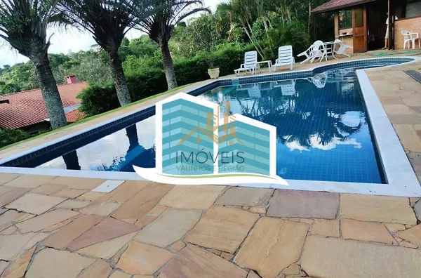 Linda casa no Condomínio Vale do Santa Fé, na cidade de Vinhedo, com excelente terreno, 2520m², 450m2 de construção, com muito verde, vista espetacular das varandas e dos quartos. Muito arejada e aconchegante, com 4 confortáveis suítes, 1 closet, amplo li - Foto 26