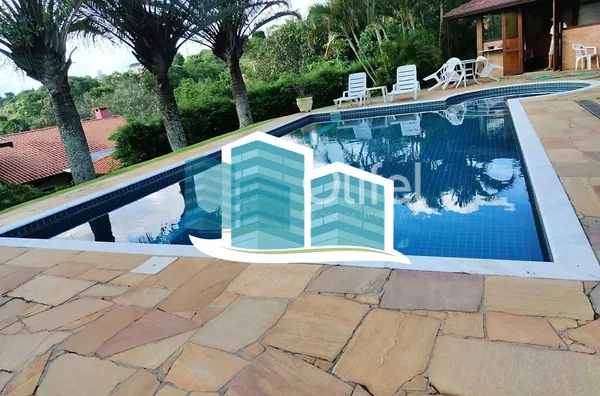 Linda casa no Condomínio Vale do Santa Fé, na cidade de Vinhedo, com excelente terreno, 2520m², 450m2 de construção, com muito verde, vista espetacular das varandas e dos quartos. Muito arejada e aconchegante, com 4 confortáveis suítes, 1 closet, amplo li - Foto 26