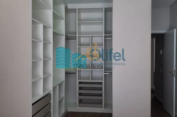 Linda casa térrea, 206m².O imóvel conta com 03 suítes com armários, sendo a suíte master com closet, escritório, lavabo, sala 2 ambientes, cozinha com armários e espaço gourmet com churrasqueira e armários, fogão cooktop  ja instalado. Piscina Aquecida. T - Foto 39