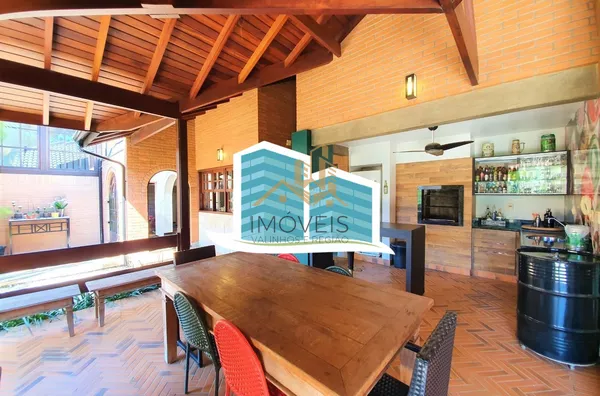 Maravilhosa casa a venda em condomínio na cidade de valinhos. com detalhes rústicos e da arquitetura inglesa. Aquela casa com cara de casa, a arquitetura diferenciada parece nos abraçar entre seus grandes vãos, vigas de madeira e concreto, arcos e piso ce - Foto 15