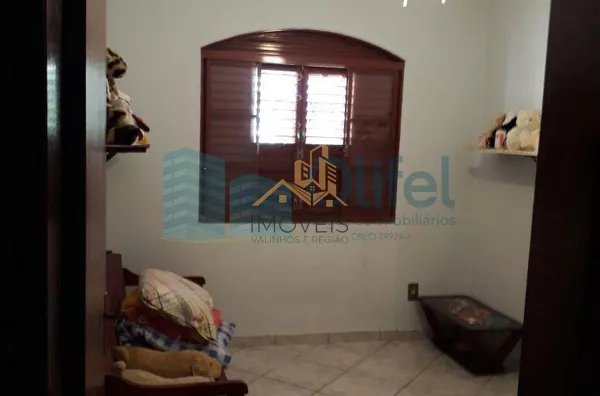 Excelente sobrado em bairro residencial na cidade de Louveira,  com 4 dormitórios, sendo 1 suíte com hidromassagem, banheiro social, sala, cozinha /copa e escritório. Edícula com 1 quarto, banheiro, cozinha e lavanderia.  Confira!!! - Foto 17