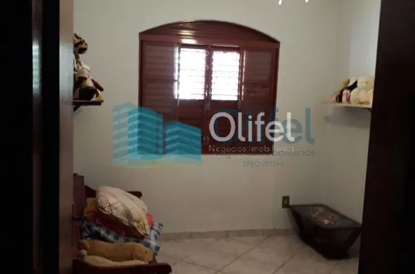 Excelente sobrado em bairro residencial na cidade de Louveira,  com 4 dormitórios, sendo 1 suíte com hidromassagem, banheiro social, sala, cozinha /copa e escritório. Edícula com 1 quarto, banheiro, cozinha e lavanderia.  Confira!!! - Foto 17