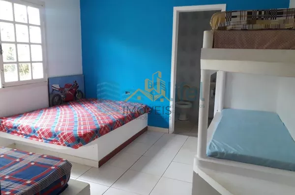Chácara Paradisíaca! Bairro tranquilo de chácaras residenciais. Rua Asfaltada e próximo a rodovia. Possui salão para festas próximo a piscina, quiosque, sala de jogos, campo de futebol, casa de caseiro. Casa Principal: Toda avarandada com 03 quartos, sala - Foto 10