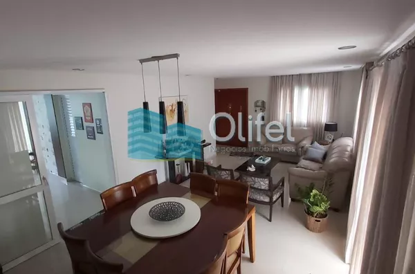 Lindo sobrado em condomínio com ótima localização e segurança 24 horas, 640 m² de terreno com 360 m² de construção, 4 dormitórios sendo 2 suítes e uma com hidromassagem e closet, 2 salas, lavabo, ampla cozinha com copa, lavanderia, ótimo espaço externo co - Foto 4