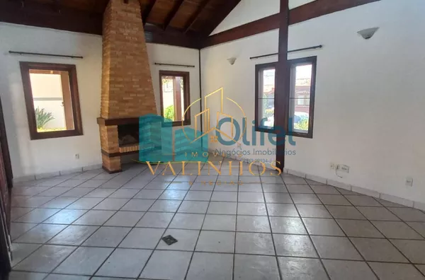Para você que  busca uma excelente casa, assobradada, ensolarada, com ventilação natural, rua arborizada, condomínio com total segurança, acesso com identificação facial, portaria 24hs, área de lazer em uma cidade como Louveira, com estrutura, porém, mant