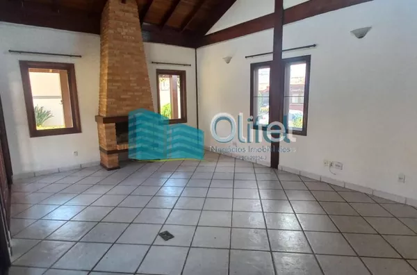 Para você que  busca uma excelente casa, assobradada, ensolarada, com ventilação natural, rua arborizada, condomínio com total segurança, acesso com identificação facial, portaria 24hs, área de lazer em uma cidade como Louveira, com estrutura, porém, mant - Foto 4