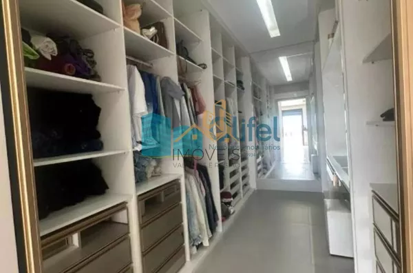 Linda casa no  condomínio  Santa Isabel na cidade de Louveira para quem procura espaço, modernismo, sofisticação, sossego e excelente iluminação. O imóvel dispõe de 525m² de terreno e 414m² de construção. O piso inferior oferece sala ampla  para 2 ambient - Foto 23