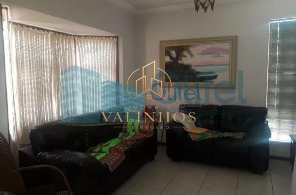 Excelente sobrado na cidade de  Louveira, com 4 dormitórios, sendo 1 suíte master com closet, banheiro social, quartos avarandados, lavabo, ampla sala de estar, jantar e mezanino, escritório, cozinha, copa, lavanderia, despensa, área gourmet com churrasqu