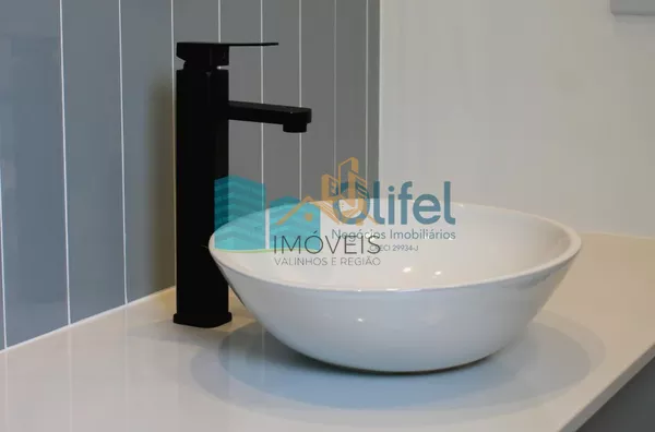 Excelente casa térrea em condomínio fechado na cidade de Louveira com 3 dormitórios, sendo 1 suíte, sala ampla para 2 ambientes, pé direito duplo, lavabo, banheiro social, conceito integrado, área gourmet e quintal. Agende a sua visita - Foto 16