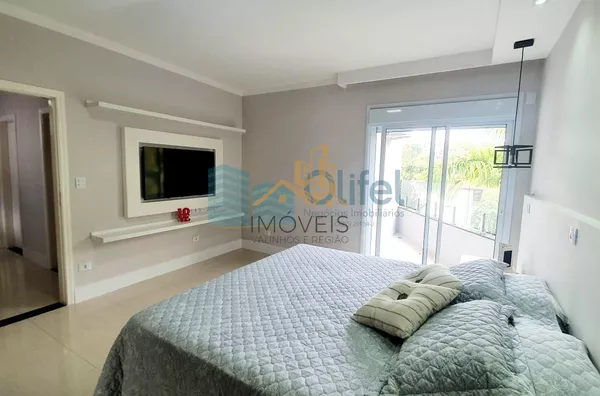 Excelente casa com 306 m², no melhor condomínio de Louveira, 01 suíte máster (closet e banho amplos com varanda + 02 dormitórios amplos, sala ampla e sala de jantar. Todos ambientes com ar condicionado novo. Cozinha, despensa, lavanderia, escritório e áre - Foto 2
