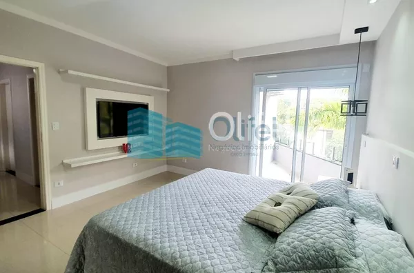 Excelente casa com 306 m², no melhor condomínio de Louveira, 01 suíte máster (closet e banho amplos com varanda + 02 dormitórios amplos, sala ampla e sala de jantar. Todos ambientes com ar condicionado novo. Cozinha, despensa, lavanderia, escritório e áre - Foto 2