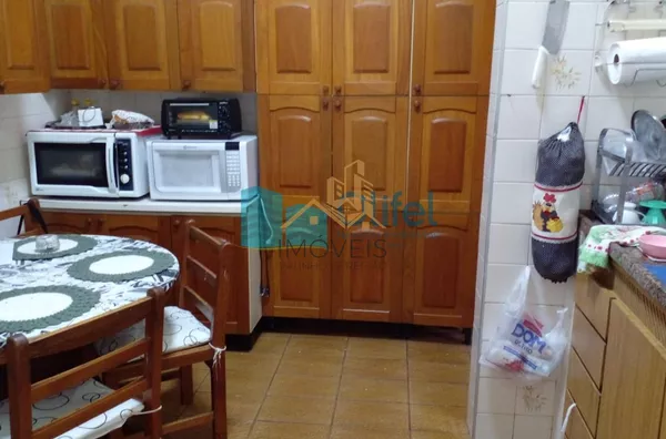 Excelente casa de esquina para comércio ou residência localizada na cidade de Jundiai em um bairro misto, próximo ao centro da cidade.  Imóvel conta com 2 dormitórios, sala, ampla cozinha com armários, lavanderia, banheiro. na parte superior um espaço cob - Foto 20