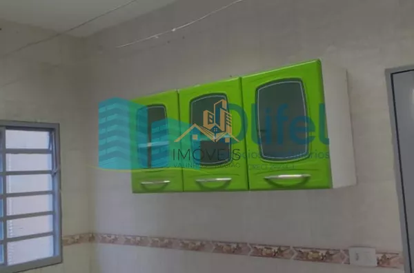 Casa assobradada com 03 dormitórios, sala de estar e jantar, cozinha ampla com armários planejados, 02 banheiros, garagem coberta para 02 veículos, lavanderia, quintal, canil,bairro aberto,  acesso rápido para a Rod. Anhanguera, apto para contratação de f - Foto 16