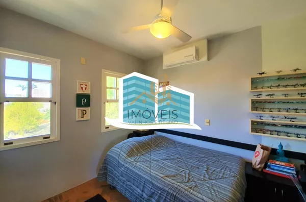 Maravilhosa casa a venda em condomínio na cidade de valinhos. com detalhes rústicos e da arquitetura inglesa. Aquela casa com cara de casa, a arquitetura diferenciada parece nos abraçar entre seus grandes vãos, vigas de madeira e concreto, arcos e piso ce - Foto 45