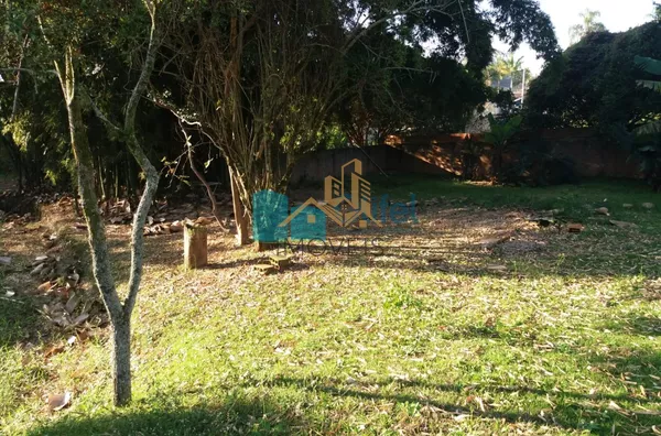 Excelente chácara  a 4 km do centro da cidade de Louveira com 03 dormitórios sendo 01 suíte, sala jantar, sala de estar, 08 vagas de garagem sendo 04 coberta, canil, campo de futsal gramado, piscina, churrasqueira, fogão e forno à lenha, lago, com uma áre - Foto 16
