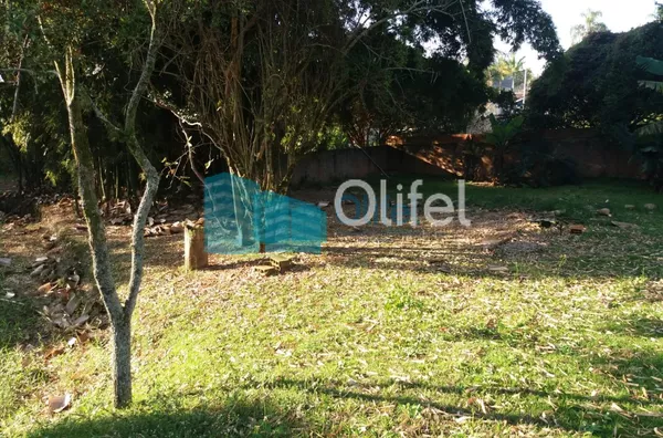 Excelente chácara  a 4 km do centro da cidade de Louveira com 03 dormitórios sendo 01 suíte, sala jantar, sala de estar, 08 vagas de garagem sendo 04 coberta, canil, campo de futsal gramado, piscina, churrasqueira, fogão e forno à lenha, lago, com uma áre - Foto 16