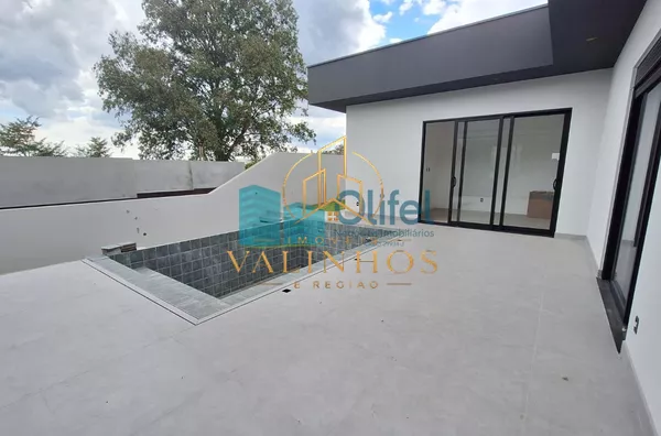 Imagine morar com a sua família em uma casa nova, totalmente térrea em um excelente condomínio com reserva ao seu entorno, ruas arborizadas e uma excelente área de lazer e segurança.  O imóvel possui 3 suítes, sala ampla integrada a cozinha e área gourmet