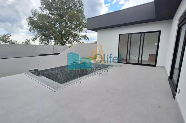Imagine morar com a sua família em uma casa nova, totalmente térrea em um excelente condomínio com reserva ao seu entorno, ruas arborizadas e uma excelente área de lazer e segurança.  O imóvel possui 3 suítes, sala ampla integrada a cozinha e área gourmet - Foto 3
