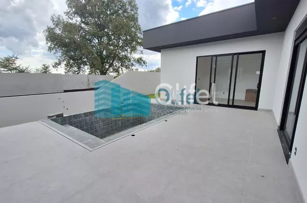 Imagine morar com a sua família em uma casa nova, totalmente térrea em um excelente condomínio com reserva ao seu entorno, ruas arborizadas e uma excelente área de lazer e segurança.  O imóvel possui 3 suítes, sala ampla integrada a cozinha e área gourmet - Foto 3