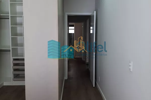 Linda casa térrea, 206m².O imóvel conta com 03 suítes com armários, sendo a suíte master com closet, escritório, lavabo, sala 2 ambientes, cozinha com armários e espaço gourmet com churrasqueira e armários, fogão cooktop  ja instalado. Piscina Aquecida. T - Foto 40