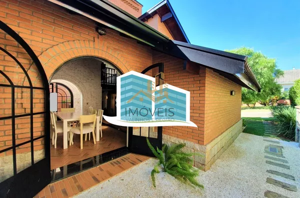 Maravilhosa casa a venda em condomínio na cidade de valinhos. com detalhes rústicos e da arquitetura inglesa. Aquela casa com cara de casa, a arquitetura diferenciada parece nos abraçar entre seus grandes vãos, vigas de madeira e concreto, arcos e piso ce - Foto 24