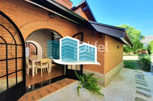 Maravilhosa casa a venda em condomínio na cidade de valinhos. com detalhes rústicos e da arquitetura inglesa. Aquela casa com cara de casa, a arquitetura diferenciada parece nos abraçar entre seus grandes vãos, vigas de madeira e concreto, arcos e piso ce - Foto 24
