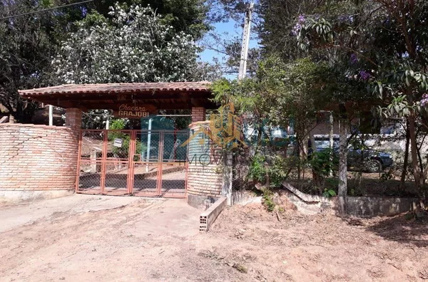 Chácara com 1696m² no bairro Monterrey, na cidade de Louveira,  sendo 137,00m de área construída. As casas são antigas, porém com boa estrutura e fundação. Piscina, pomar, poço caipira.  A chácara possui escritura do terreno, não permitindo dessa forma, f - Foto 1