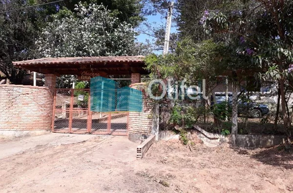 Chácara com 1696m² no bairro Monterrey, na cidade de Louveira,  sendo 137,00m de área construída. As casas são antigas, porém com boa estrutura e fundação. Piscina, pomar, poço caipira.  A chácara possui escritura do terreno, não permitindo dessa forma, f - Foto 1