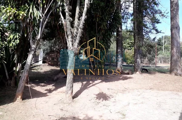 Chácara com 1696m² no bairro Monterrey, na cidade de Louveira,  sendo 137,00m de área construída. As casas são antigas, porém com boa estrutura e fundação. Piscina, pomar, poço caipira.  A chácara possui escritura do terreno, não permitindo dessa forma, f