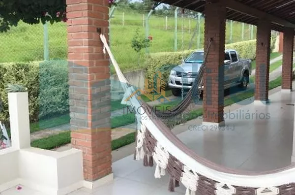 Linda chácara na cidade de Louveira com 3 suítes, ampla sala para2 ambientes, piscina, área gourmet com churrasqueira, forno de pizza, vestiário masculino e feminino com banheiros, pomar, quiosque, cocheira, vaga de garagem para até 10 carros. Excelente l - Foto 10