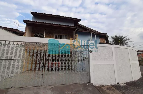 Excelente casa de esquina em bairro residencial, próximo ao centro na cidade de Louveira.  Possui 3 dormitórios sendo 1 suíte com closet e banheira de hidromassagem de 4 lugares. Sala 3 ambientes, sala de TV, escritório, despensa e lavanderia fechada. Pos - Foto 1