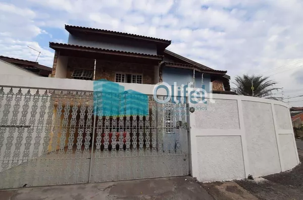 Excelente casa de esquina em bairro residencial, próximo ao centro na cidade de Louveira.  Possui 3 dormitórios sendo 1 suíte com closet e banheira de hidromassagem de 4 lugares. Sala 3 ambientes, sala de TV, escritório, despensa e lavanderia fechada. Pos - Foto 1
