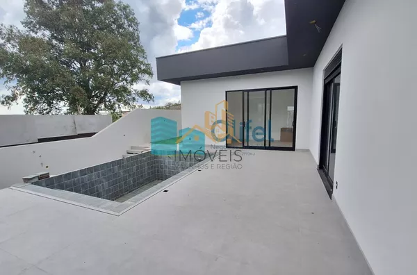 Imagine morar com a sua família em uma casa nova, totalmente térrea em um excelente condomínio com reserva ao seu entorno, ruas arborizadas e uma excelente área de lazer e segurança.  O imóvel possui 3 suítes, sala ampla integrada a cozinha e área gourmet - Foto 6