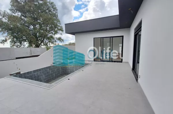 Imagine morar com a sua família em uma casa nova, totalmente térrea em um excelente condomínio com reserva ao seu entorno, ruas arborizadas e uma excelente área de lazer e segurança.  O imóvel possui 3 suítes, sala ampla integrada a cozinha e área gourmet - Foto 6