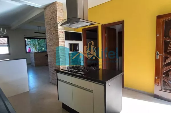 Excelente casa, estilo chácara, com belíssimo acabamento na cidade de Louveira com 1200 m² AT | 500 m² AC, sendo 03 dormitórios, sendo 1 master com closet, 03 banheiros, sala de TV, estar e jantar, lareira, adega, cozinha integrada rica em armários e i - Foto 23