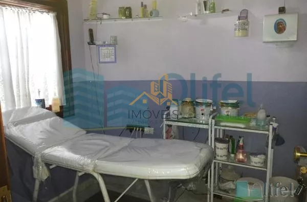 Linda casa de esquina com 3 dormitórios, sendo 1 suíte com hidromassagem, sala 2 ambientes, escritório, cozinha planejada, despensa, área gourmet, garagem para 2 carros cobertas, portão automático, bairro tranquilo. Vale a pena conferir. - Foto 10