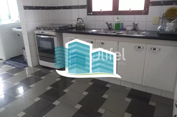 Casa térrea  em condomínio na cidade de Valinhos, contendo apenas escada para  acesso à casa. Localizada  região do Paiquerê, próximo ao Colégio Porto Seguro, Shopping Valinhos. Imóvel  com 3 dormitórios, sendo 1 suíte, todos com armários e ar condicionad - Foto 33