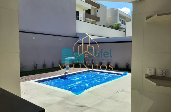 Linda casa térrea, 206m².O imóvel conta com 03 suítes com armários, sendo a suíte master com closet, escritório, lavabo, sala 2 ambientes, cozinha com armários e espaço gourmet com churrasqueira e armários, fogão cooktop  ja instalado. Piscina Aquecida. T