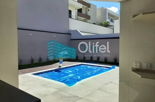 Linda casa térrea, 206m².O imóvel conta com 03 suítes com armários, sendo a suíte master com closet, escritório, lavabo, sala 2 ambientes, cozinha com armários e espaço gourmet com churrasqueira e armários, fogão cooktop  ja instalado. Piscina Aquecida. T - Foto 2