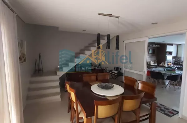 Lindo sobrado em condomínio com ótima localização e segurança 24 horas, 640 m² de terreno com 360 m² de construção, 4 dormitórios sendo 2 suítes e uma com hidromassagem e closet, 2 salas, lavabo, ampla cozinha com copa, lavanderia, ótimo espaço externo co - Foto 5