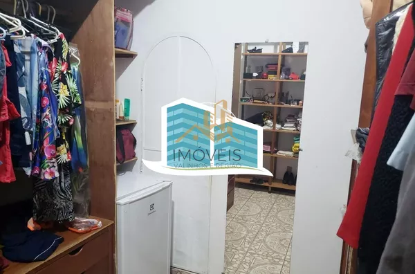 Excelente casa térrea a venda no Condomínio Parque Shangrilá na cidade de Campinas. Muita natureza e verde envolvem esse imóvel. A casa principal tem 3 dormitórios, sendo 1 suíte com closet, sala, cozinha e banheiro. Possui uma casa anexa, com sala, quart - Foto 7