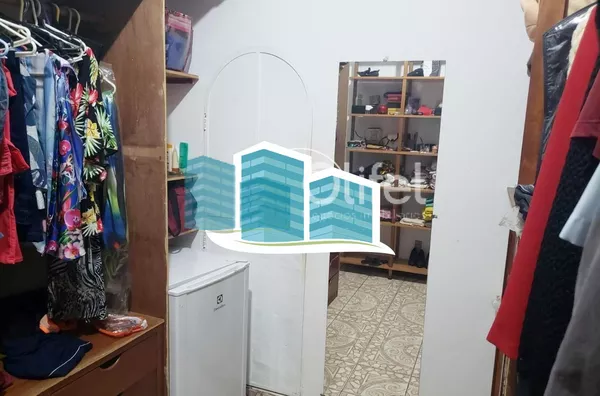 Excelente casa térrea a venda no Condomínio Parque Shangrilá na cidade de Campinas. Muita natureza e verde envolvem esse imóvel. A casa principal tem 3 dormitórios, sendo 1 suíte com closet, sala, cozinha e banheiro. Possui uma casa anexa, com sala, quart - Foto 7