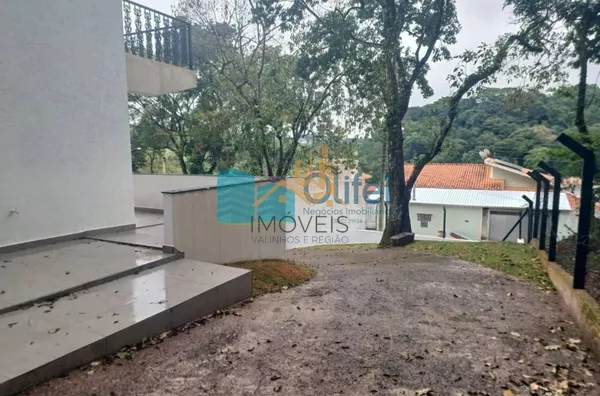 O imóvel está localizado em um dos melhores bairros da cidade de Louveira, com fácil acesso  a Rodovia Anhanguera que liga as principais cidades da região. Próximo ao centro e principais comércios como  supermercados, farmácias,  hospital, restaurantes, - Foto 4