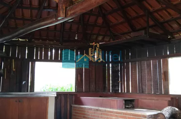 Imagine morar em uma casa, estilo " casa de campo", espaçosa, ambientes  amplos , arejados,  aconchegante, rodeada de natureza, ambientes integrados e com muita qualidade de vida.   Chácara com  2.502m2 de terreno plano, impecável, acabamento de ótima qua - Foto 22